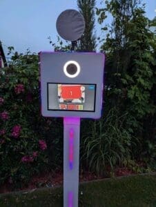 Interaktiver Fotobooth für Events und Veranstaltungen, beleuchtet mit LED-Lichtern, ideal für Partys, Feste und Feierlichkeiten, ermöglicht personalisierte Fotos und Erinnerungen.