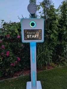 Hochwertiger digitaler Startbutton für Eventplanung, Beleuchteter Touchscreen für Veranstaltung, Modernes Event-Equipment, Interaktives Event-Design, Professionelle Event-Technik Relevanz.