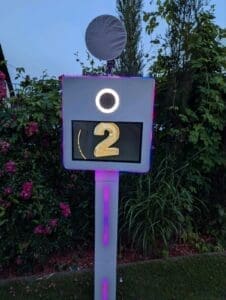 Moderne Fotobooth-Station mit LED-Beleuchtung für Events und Feste, ideal für Partys, Hochzeiten und Firmenevents, um einzigartige Erinnerungen festzuhalten.