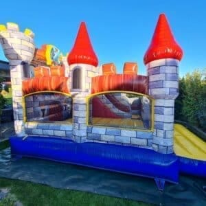 Farbenfroher Hüpfburg im Märchenschloss-Design für Kinder, perfekt für Kindergeburtstag, Event oder Festival, sorgt für Spaß und Unterhaltung bei jedem Kinderfest.