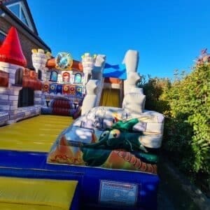 Hüpfburg im Ritterburg-Design, ideal für Kindergeburtstag, Eventplanung und Familienfeste, mit buntem Drachen-Motiv, wetterfest und sicher für Events im Freien, tolle Attraktion für festliche Anlässe.