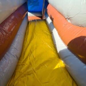 Hüpfburg für Events mit buntem Design, ideal für Kinderpartys, Festivals und Vereinsveranstaltungen. Perfekt für unvergessliche Event-Planungen und Kinderunterhaltung.