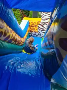 Farbiges Hüpfburg-Indoor mit Dschungelmotiven, ideal für Kindergeburtstage, Events und Familienfeiern, Mietservice für kinderfreundliche Veranstaltungen.